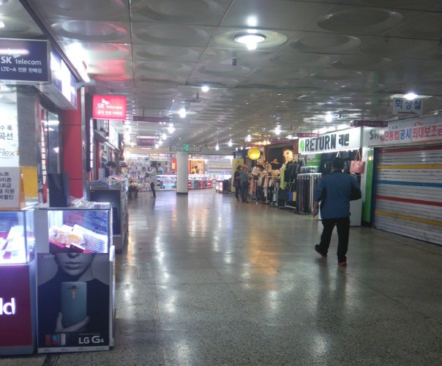 水原駅地下道商店街（水原駅地下ショッピングセンター）内の風景